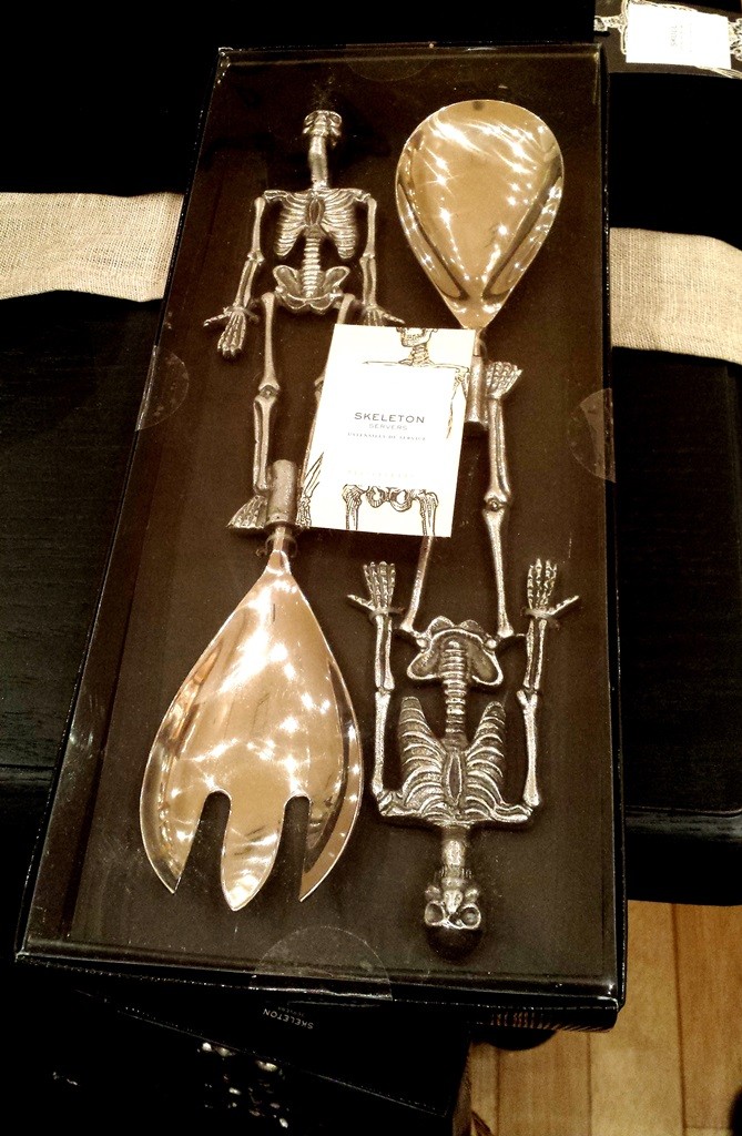 Skeleton salad tongs